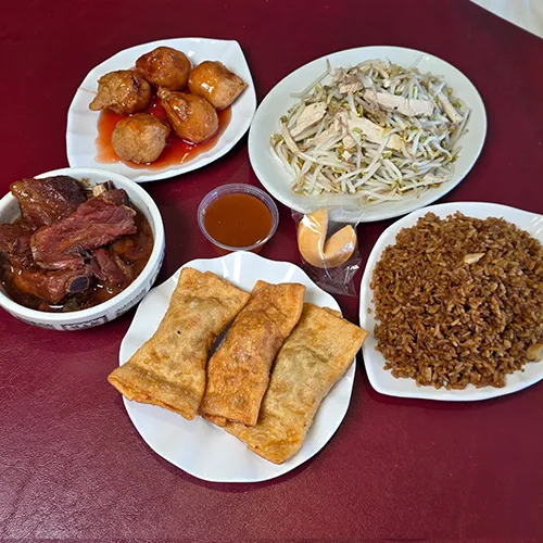 Dîner numéro 4 pour deux personnes avec egg rolls, spareribs et chow mein