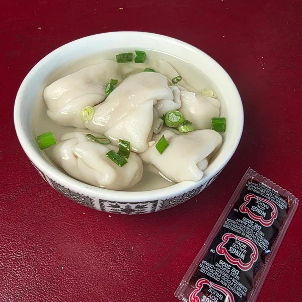 Bol de soupe wonton maison aux dumplings farcis au porc